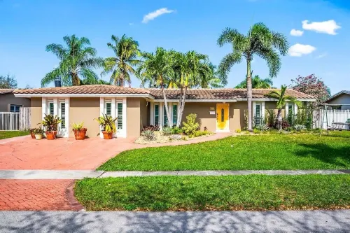 Lake View with Pool and Spacious Patio Retreat - Stunning Oasis Hotels in Pembroke Pines