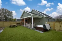 Cozy Cottage and Modern Amenities - Charming Getaway