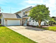 Spacious Deck and Unique Fun Activities - Inviting Coastal Retreat 파인 놀 쇼어스 주변 호텔