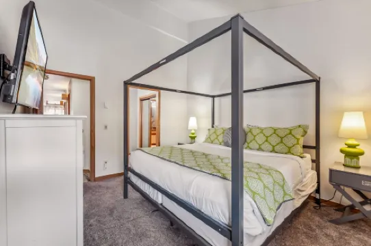 Inviting Retreat with Scenic Views and Cozy Amenities - Charming Getaway