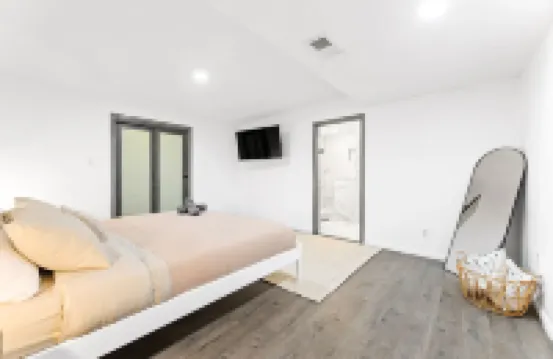 Luxurious Hot Tub and Game Room - Spacious Family Retreat