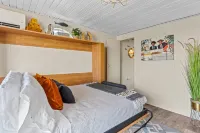 Private Deck and Water Access - Charming Floating Haven Hotels in Kootenai County