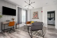 Cozy Living Space with Balcony and Modern Amenities - Charming Urban Oasis Отели рядом с достопримечательностью «Schwartz Center for Performing Arts»