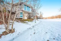 Classic roundhouse next to ski lodge w/panoramic view, retro fireplace & balcony Hotels in Avery County