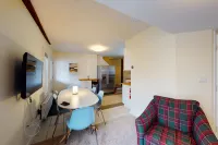 Remodeled condo with free WiFi & shared W/D - ski bus pickup across street Hotels in Cavendish