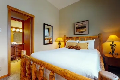 621 Tamarack Hotels near Rendezvous Park