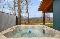 Breathtaking Mountain Views and Hot Tub - Stunning Modern Retreat