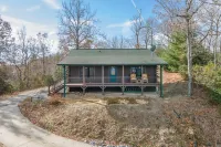 Mountain Views and Covered Porch - Charming Log Cabin Retreat Hotel a Etowah