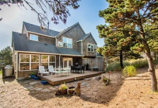 Coastal Escape with Outdoor Patio and Bikes - Charming Modern Retreat