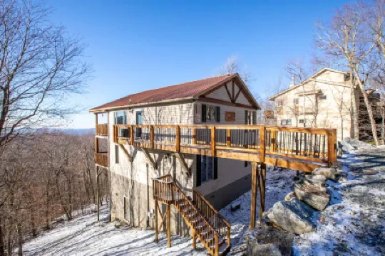 Mountain Views and Spacious Entertaining Areas - Charming Retreat