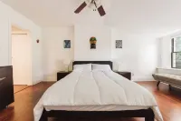 Cozy Apartment with Fast Internet and Great Amenities - Charming Escape Hotels in Bed-Stuy