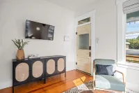 Private Hot Tub and Walking Distance to Shops - Charming Art-Inspired Studio