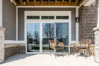 Luxury Retreat with Gourmet Kitchen and Private Patio - Stunning Tranquility