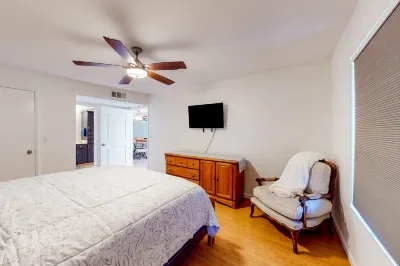 Serene Retreat at Duke Delight House - Unit 4 Hotels near IKEA