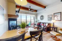 Dog-friendly Newpark townhome w/ private hot tub, washer/dryer, & central AC Hotel a Snyderville