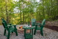 Hot Tub, Fire Pit and Scenic Porch Retreat - Charming Private Cabin Hotel di Sevier County