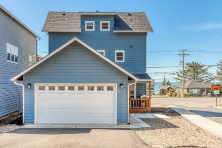 Luxury Amenities and Exciting Arcade Fun - Stunning Coastal Haven