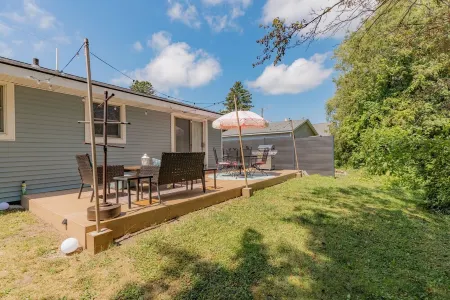 Sunset Alley Cottage - Cozy 3-bedroom cottage with WiFi, AC in charming Beulah