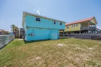 Mai Tide--4 BR House, Sleeps 11, Close to Beach, Dogs OK, Tons of Parking!