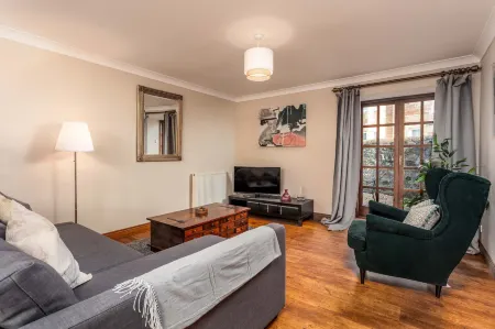 Cromwell Corner - Donnini Apartments