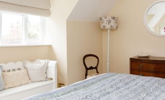 Newly Renovated Cottage 150m from Waterfront