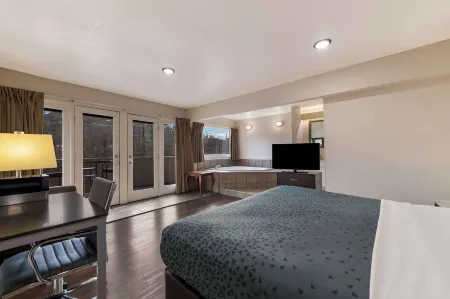 Econo Lodge Inn & Suites on the River Отели рядом с достопримечательностью «Little Mountain Church Village»