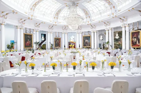 Hotel le Negresco Отели рядом с достопримечательностью «Musee Prieure du Vieux Logis»