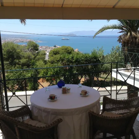 Akrotiri Hotel