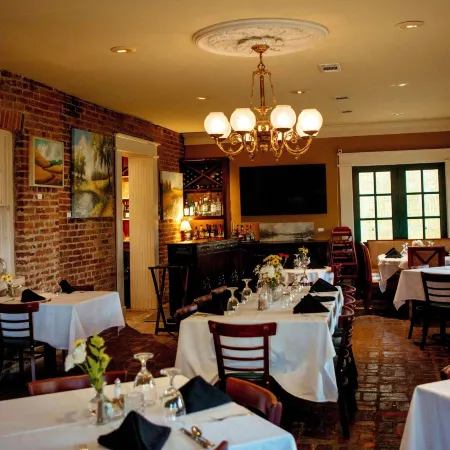 Anchuca Historic Mansion & Inn