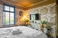Lux Versace 1 Bed, Hot Tub, Pool Table, Sky Tv Hotels in Leyton