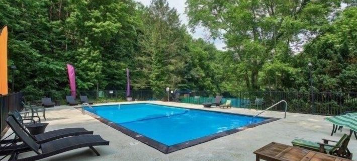 Always Kiss Me Goodnight 1 Bedroom Cabin by RedAwning Hotels in Sevierville