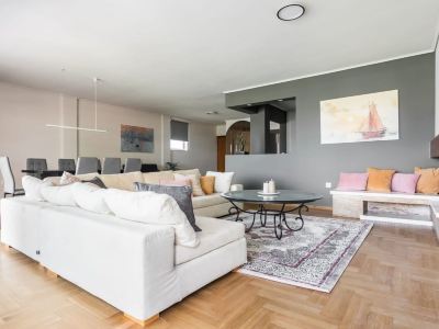 Spacious and sunlit seaside flat