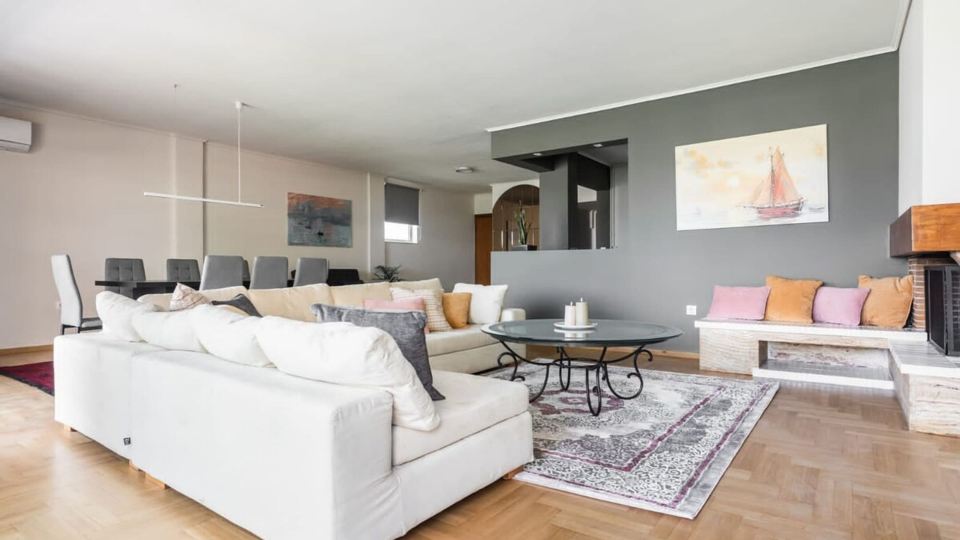 Spacious and sunlit seaside flat