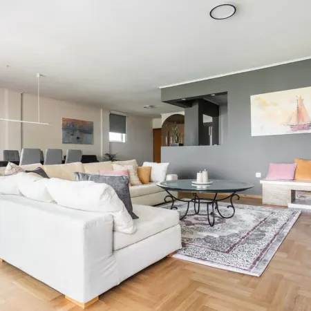 Spacious and sunlit seaside flat