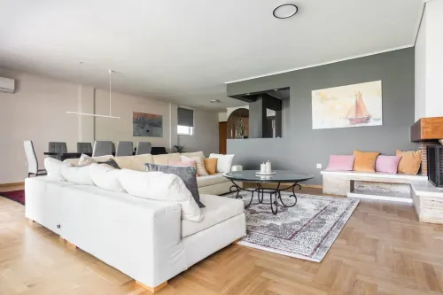 Spacious and sunlit seaside flat - balcón