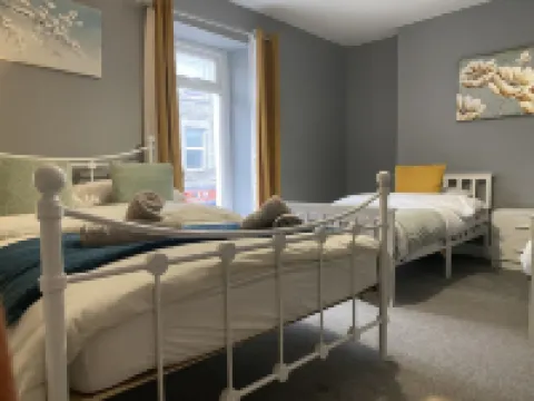 2 Bed Flat - Sleeps 6 - Pets - Parking - Wifi Hotels in Bridgend