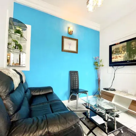 1 Bed Studio Sleeps 2 - Canal Views Balcony Wifi