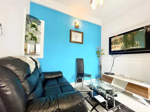 1 Bed Studio Sleeps 2 - Canal Views Balcony Wifi - Hot Tub