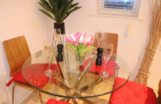 天際港灣現代2卧室公寓，提供免費停車和4K電視