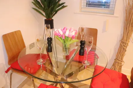 Skyline Haven - Modern 2B, Parking, Wifi & 4Ktv Отели рядом со станцией Woolwich Arsenal