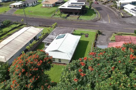 Hilo Hale Kaumana 3 Bedroom Home by RedAwning