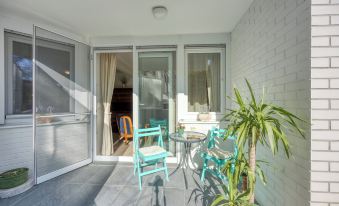 West Oasis with Terrace - Happy Rentals