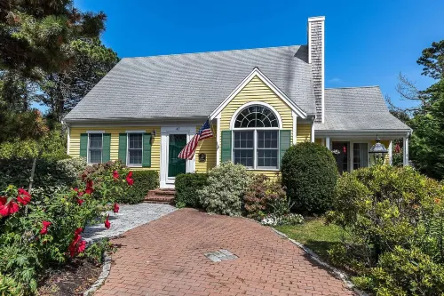 By the Sea Guests Bed & Breakfast and Suites Hotels in Dennis Port