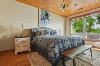 Lakefront Hot Springs, 3 King Beds, 3.5 Baths, Bunk room, Fire Pit, Lakeside Bar Hotel a 