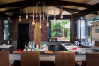Coco de Mer Hotel and Black Parrot Suites - bar