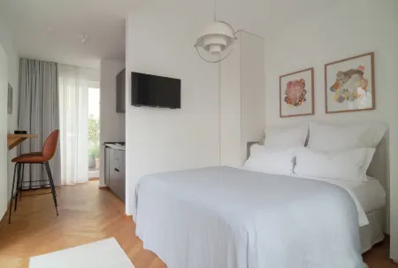 August the Boardinghouse Отели рядом с достопримечательностью «Б-515»