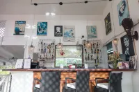 Half Moon Blue Hotel - bar
