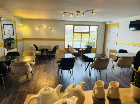 Kyriad Toulouse Sud - Roques Отели в г. Лонгаж