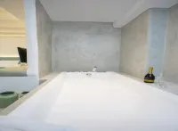 Princess of Naxos - Hot Tub
