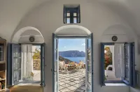 Lava Oia's Hotels in Finikia